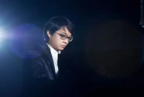 宋思衡的“宅抗疫” | 挑战主播、筹集口罩、闭关作曲，这位取消了20场演出的钢琴家原来这么忙！